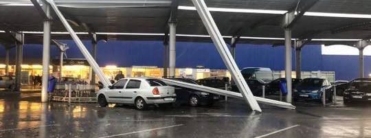 Металева опора впала на парковку: якої шкоди наробила негода у Львові