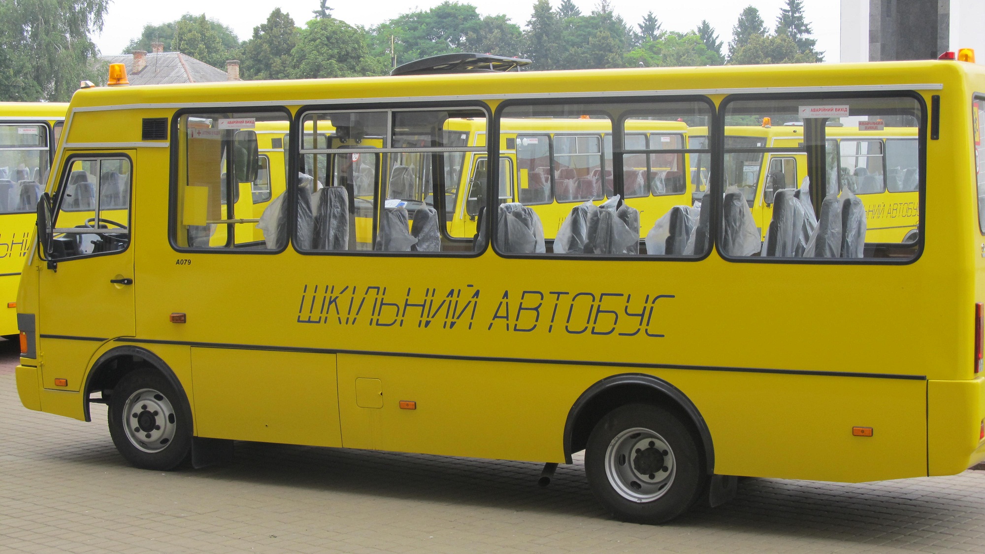 Водія шкільного автобуса, який ледь не завіз дітей під потяг, звільнять (відео)