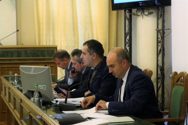 «Під вами хитається крісло»: депутати обласної ради пропонують звільнити Олександра Ганущина