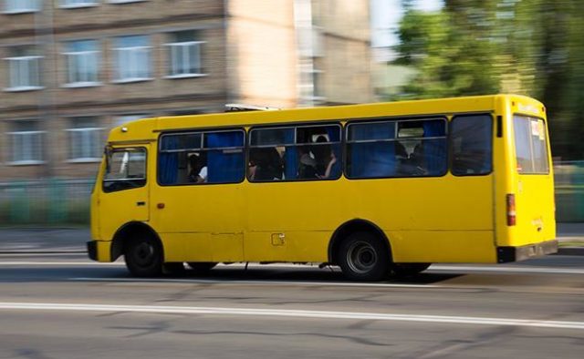 “Спішив на сервіс”: у Львові водій маршрутки їхав по тротуару і розганяв людей (ВІДЕО)