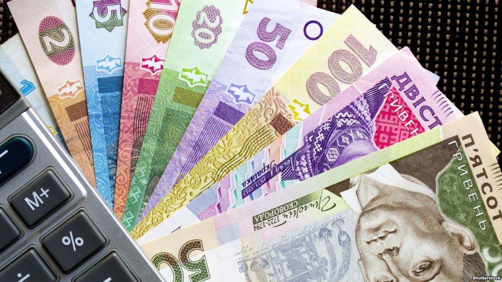 В Україні планують підняти мінімальну зарплату на 550 гривень