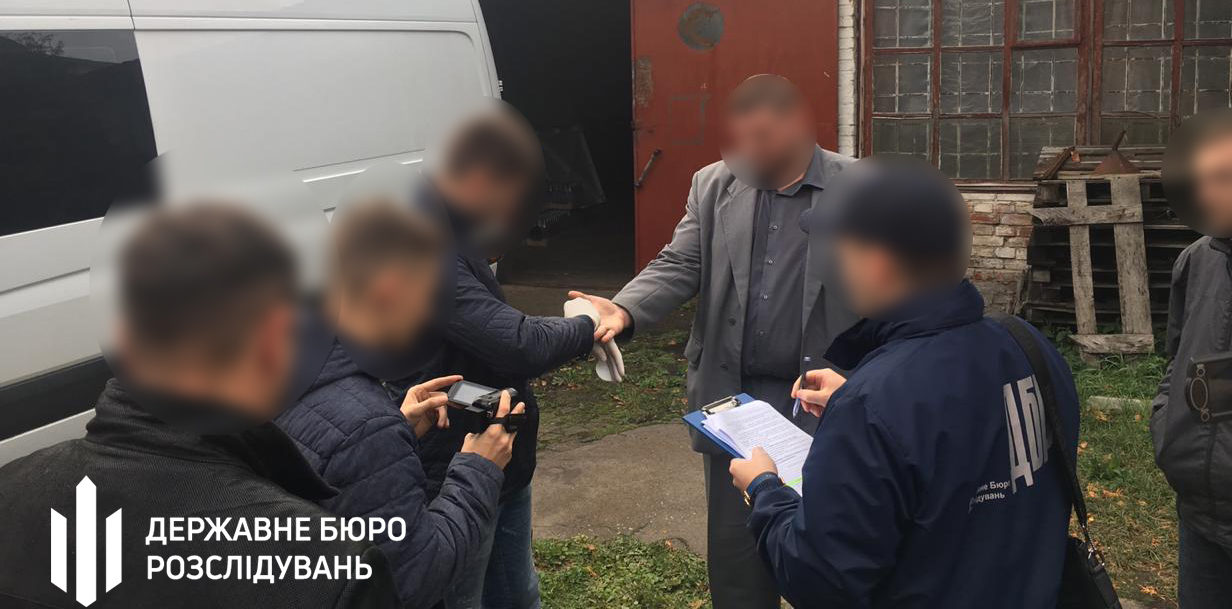Податківець змушував підприємця продавати фальшивий алкоголь