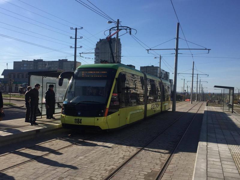 Поліцейські шукають очевидців поранення чоловіка у трамваї №8