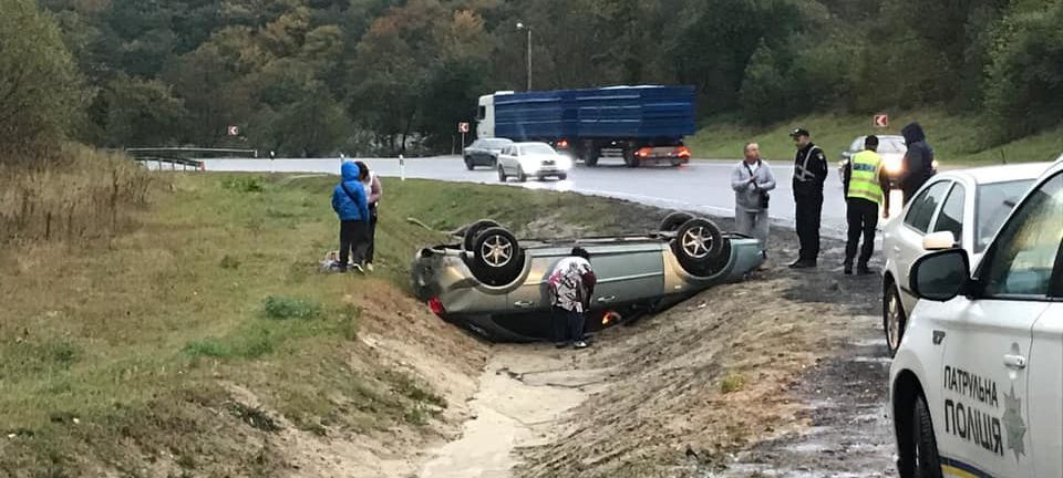 Дуже слизька дорога: на об’їзній Львова авто перевернулося на дах