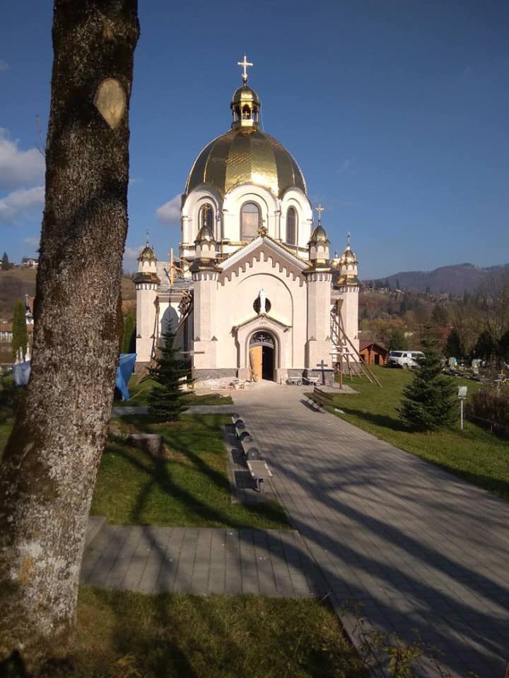 Повне невігластво: старовинні церковні розписи замінюють російською плиткою