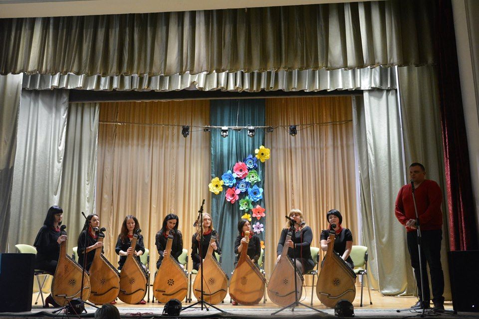 «На першу репетицію прийшло троє дівчат»: у Миколаєві виступали бандуристки-«етнодарочки»