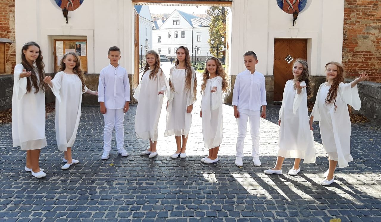 Діти з Новояворівська зняли кліп у Крехівському монастирі (Відео)