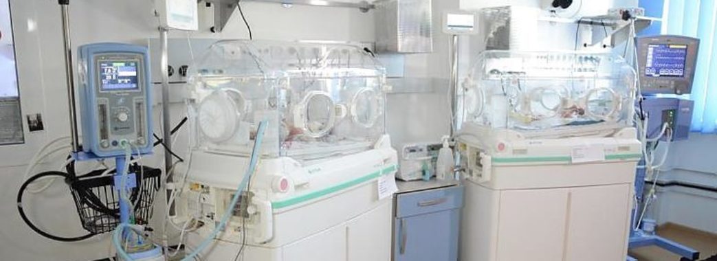 Дитяча лікарня Львова отримала 4 сучасні інкубатори для виходжування новонароджених