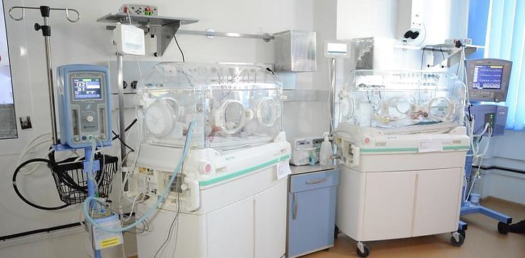 Дитяча лікарня Львова отримала 4 сучасні інкубатори для виходжування новонароджених