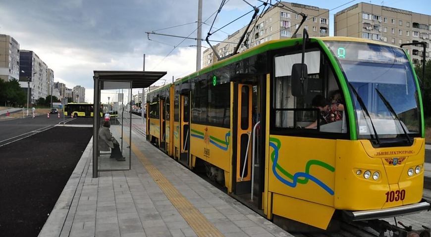 Злодія з Мостищини, який підрізав пасажира трамваю, затримав молодий атовець (оновлено)