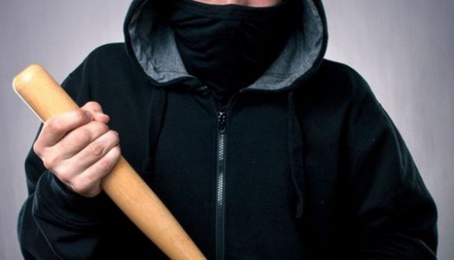 90-ті повертаються: у Новому Роздолі невідомі вдерлись до квартири та жорстоко вимагали грошей