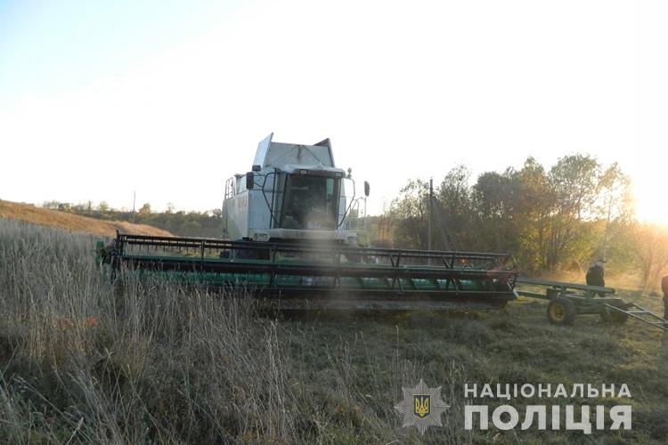 Водія зі Золочівщини витягали з-під коліс комбайну
