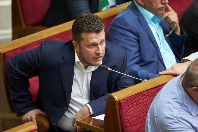 Українців й далі розводитимуть на гроші: у партії президента заступились за корупційні схеми