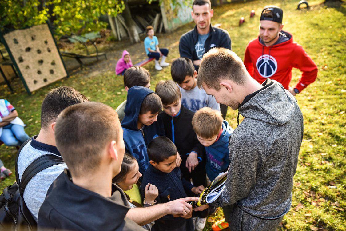 Львівські футболісти навідались до дитячого будинку