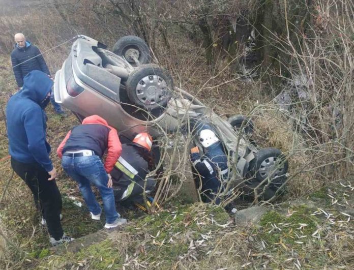 На Стрийщині через густий туман автівка опинилася у річці: є потерпілі