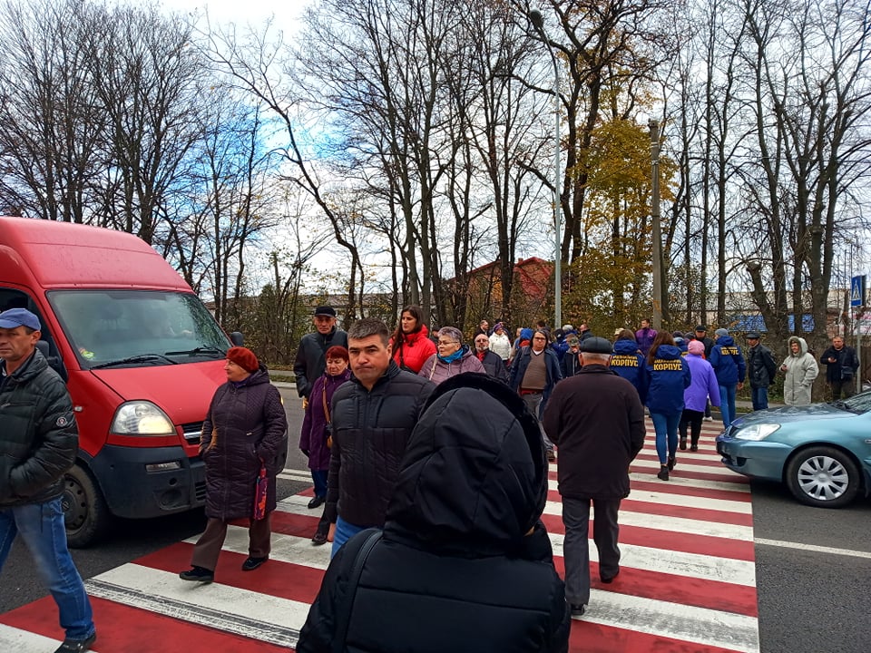 Стрияни не готові платити по 32 гривні за кубометр води: на трасі Київ-Чоп – затори (ВІДЕО)