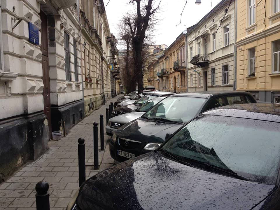 Люди з інвалідністю не можуть паркуватися біля райвідділів поліції