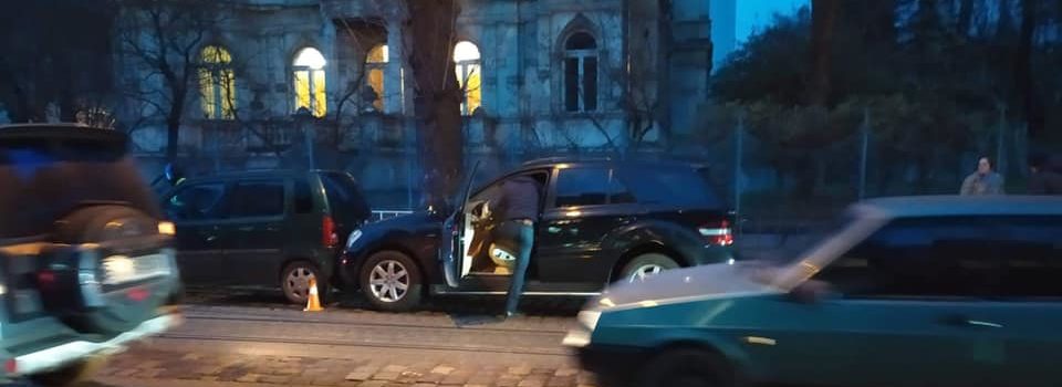 27-річна жінка померла за кермом автомобіля у Львові