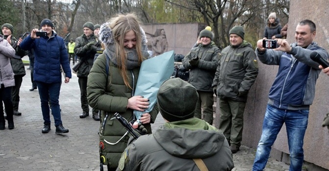 У центрі Львова нацгвардієць під час присяги освідчився коханій