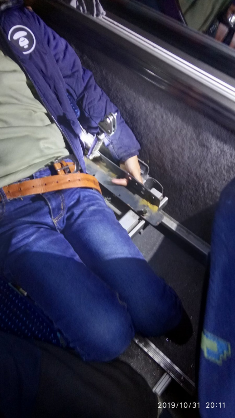 Стрийські рятувальники звільняли з автобусного сидіння 9-річного пасажира