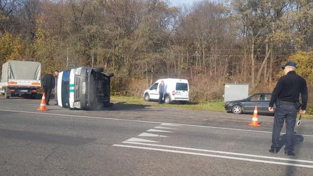 На Пустомитівщині перекинувся інкасаторський автомобіль