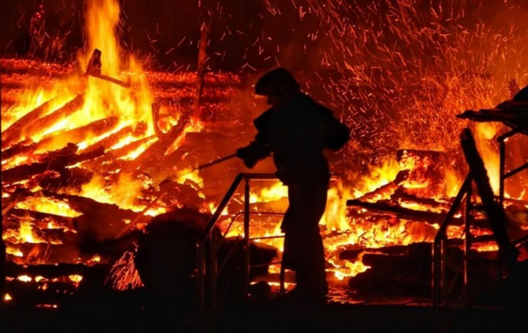 25 рятувальників боролися з вогнем у центрі Львова