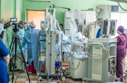 Без жодного розрізу: львівські урологи опанували нову методику видалення каміння