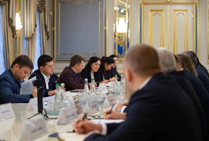 Зеленський вимагає від мереж АЗС знизити ціни на бензин