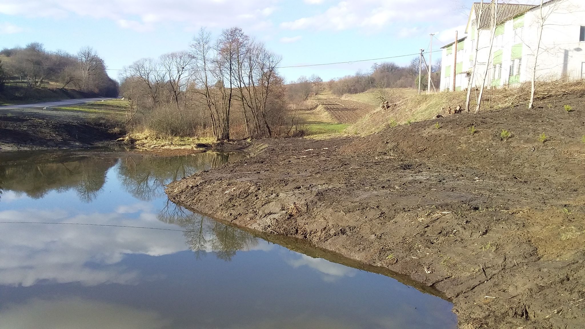 Жителі Стільська на Миколаївщині самотужки розчистили озеро