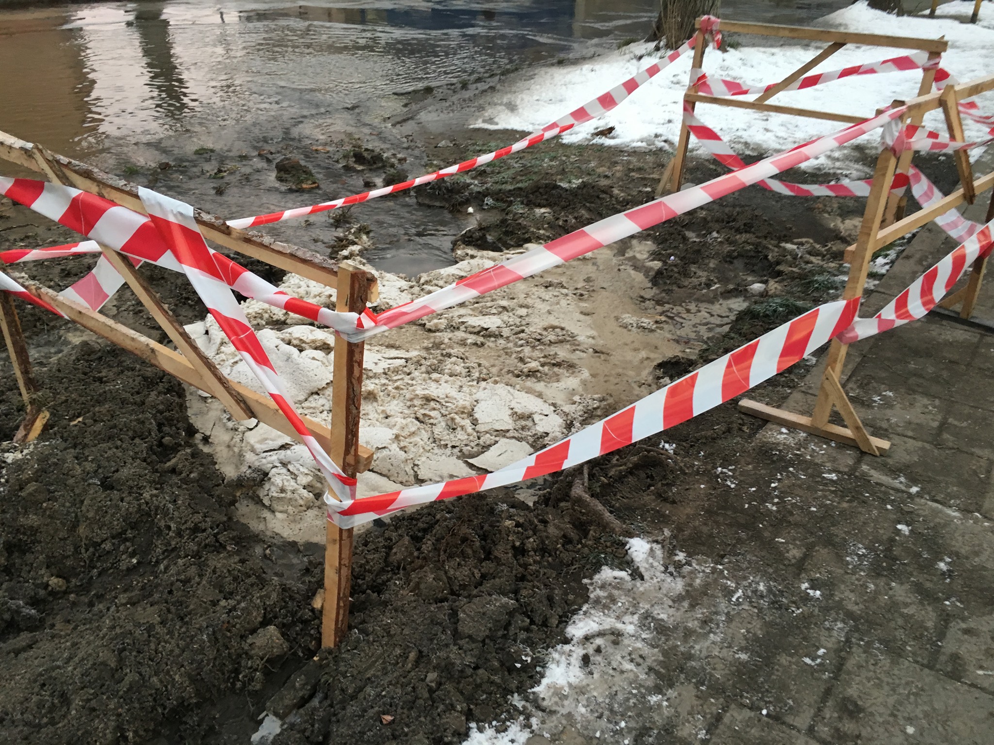 «Дочка моментально пішла під землю»: у Львові дитина провалилася у яму з крижаною водою