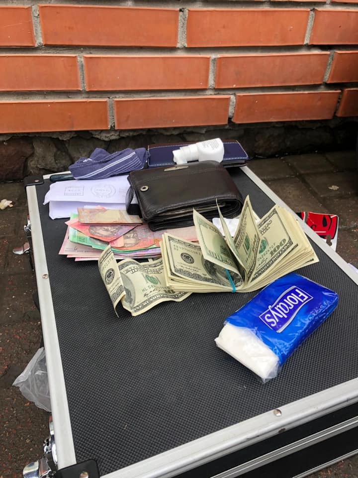 Львівського поліцейського затримали під час вимагання хабара