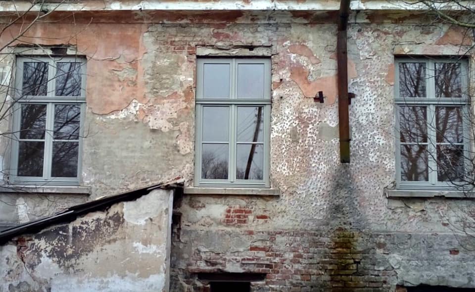 У Бібрці невідомі побили вікна у відреставрованій будівлі