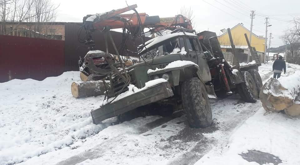 У Добромилі в каналізаційній траншеї застряг лісовоз із неклеймованим деревом