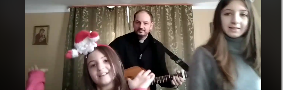 Самбірський священник з сім’єю заспівав зворушливу пісню про Святого Миколая (ВІДЕО)