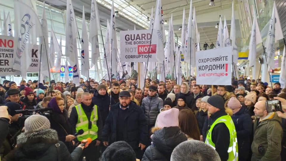 «Ви вчилися тільки брати хабарі»: у Львові пікетували працівники льонокомбінату