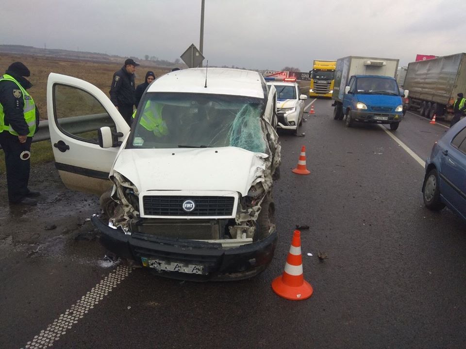Під Львовом чоловік розбив на друзки викрадену автівку