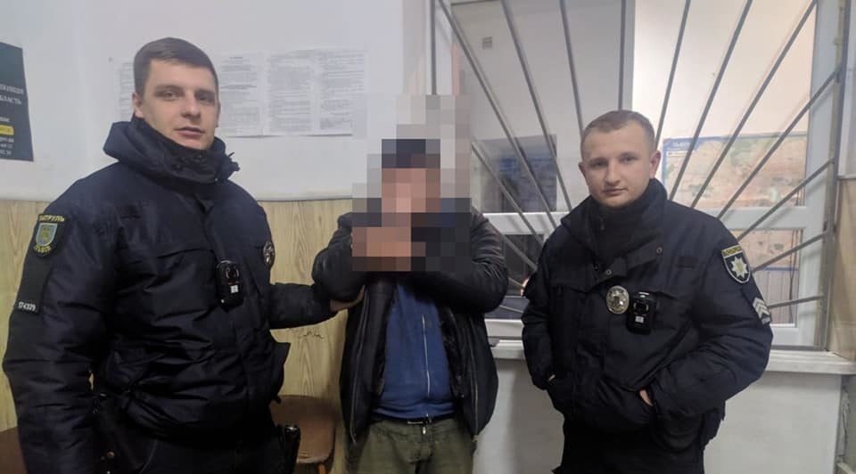 В центрі Львова п’яний чоловік вдарив перехожого ножем у груди