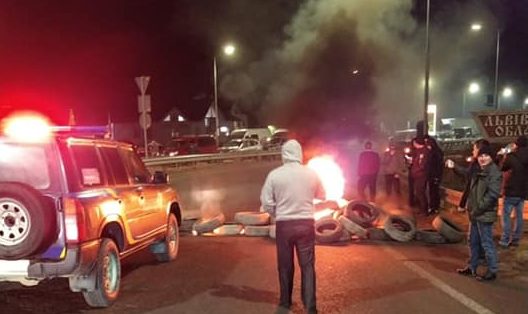 На пунктах пропуску вночі палали шини