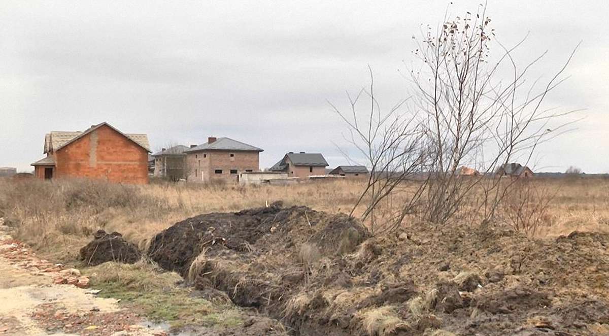«Нічого пояснювати не хоче і не буде»: земельним скандалом на Пустомитівщині зайнялася поліція