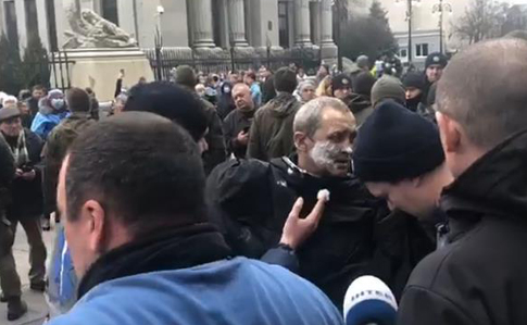 Під Офісом президента чоловік зі Сумщини підпалив себе