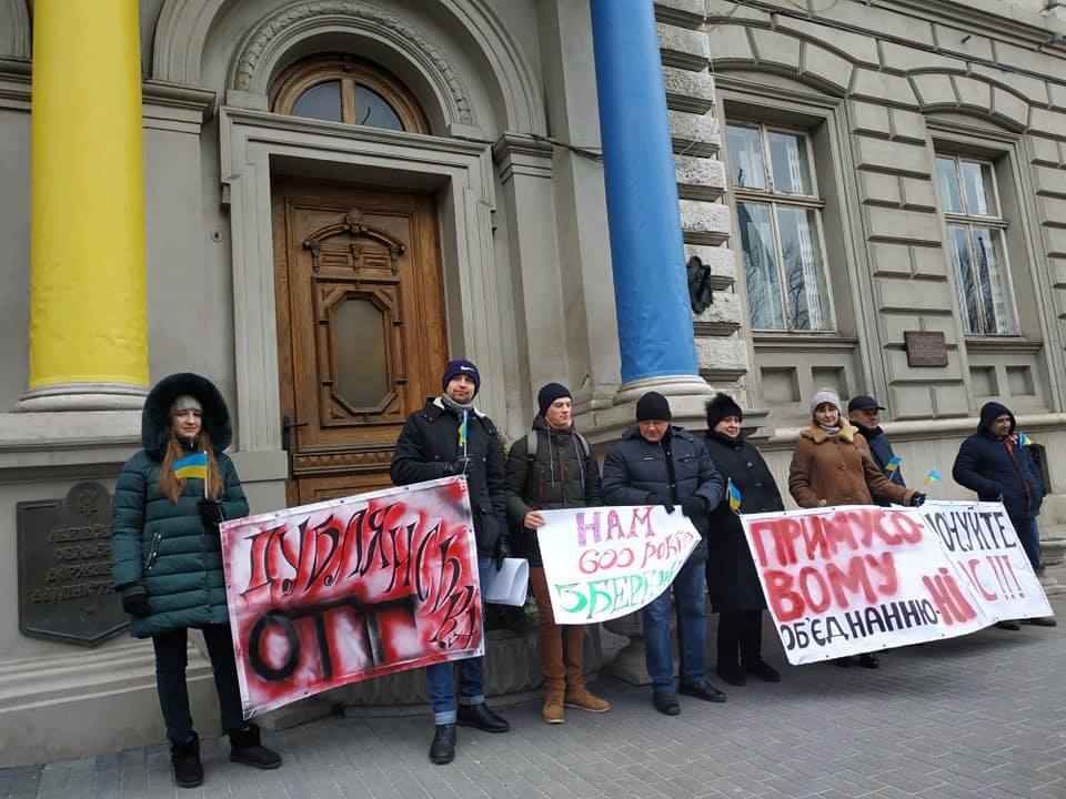 «Будемо стукати в усі двері»: люди зі Самбірщини звернулися до президента, аби зберегти свою ОТГ