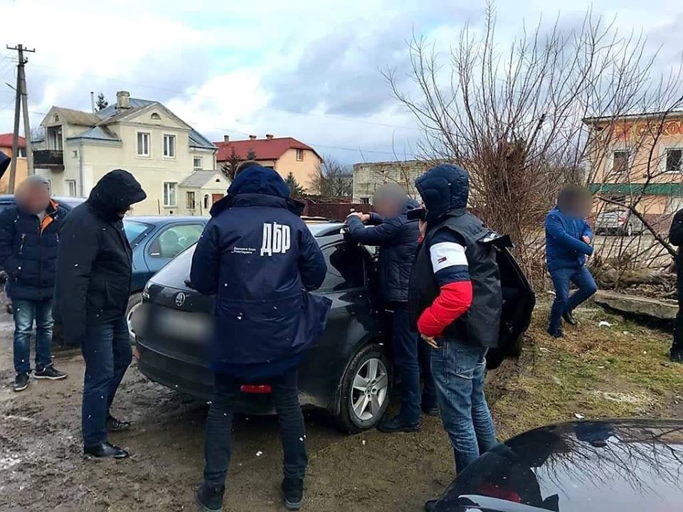 Змушували торгувати наркотиками: на Золочівщині затримали двох правоохоронців