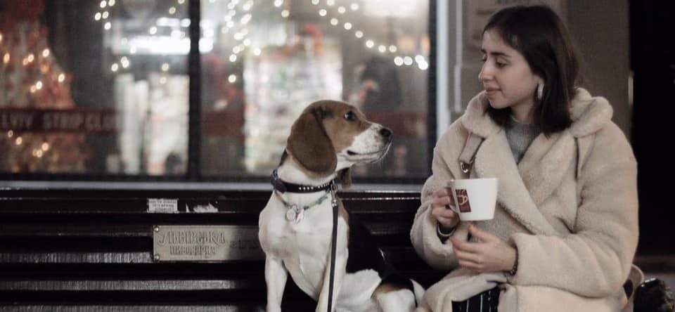 “Вдаримо флет-вайтом по комуналці”: львів’янам зі собаками дарують каву