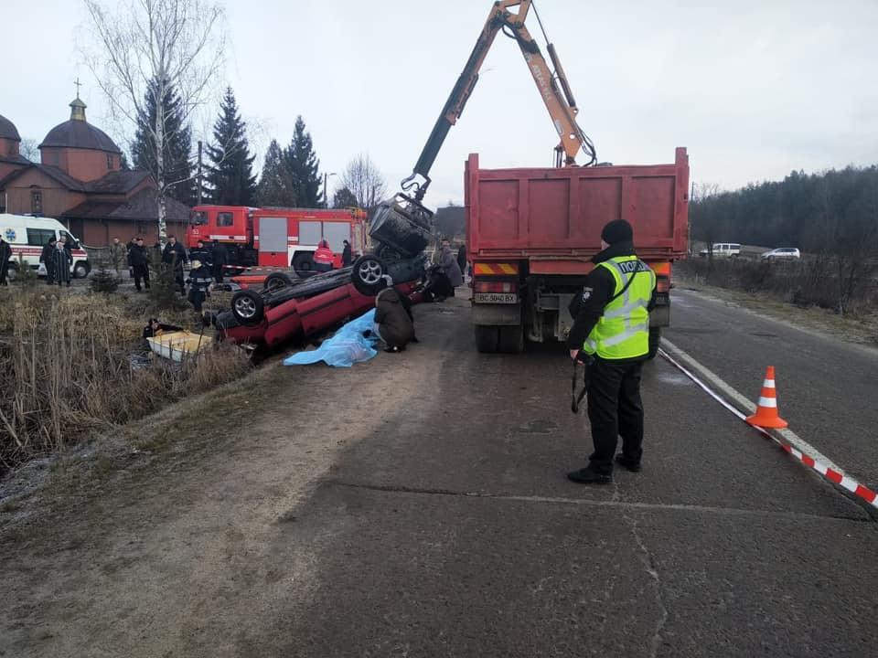 З води витягли автомобіль з чотирма тілами людей: на Яворівщині сталася жахлива аварія (фото 18+) ОНОВЛЕНО