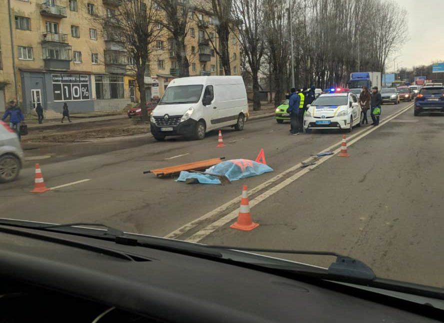 “Прибирала біля бордюру”: у Львові автомобіль на смерть збив жінку