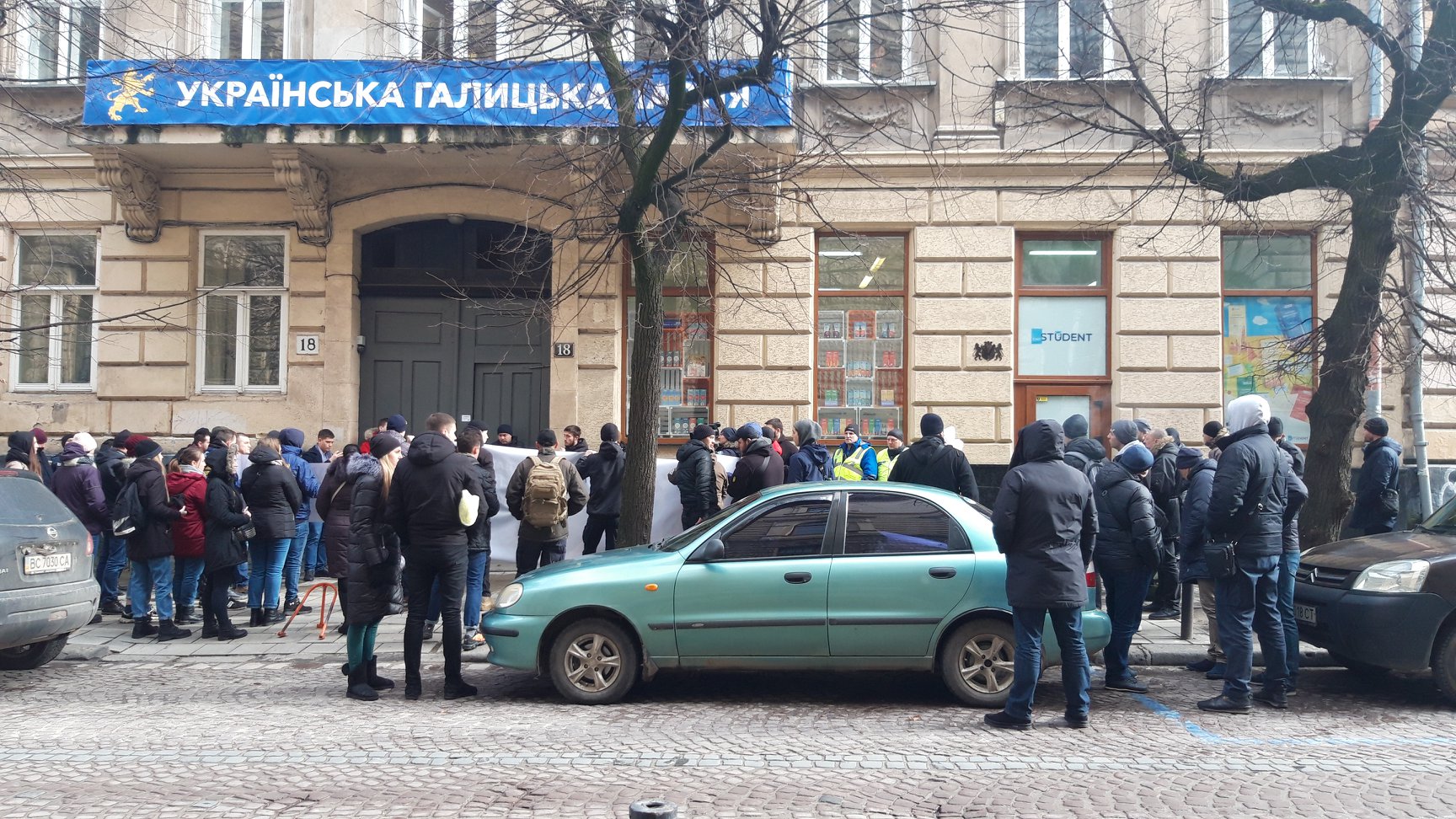 Група активістів увірвалася в офіс Української галицької партії
