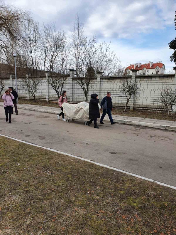 “Відбій, евакуації не буде”: у Винниках заспокоюють людей, але й далі вивозять хворих