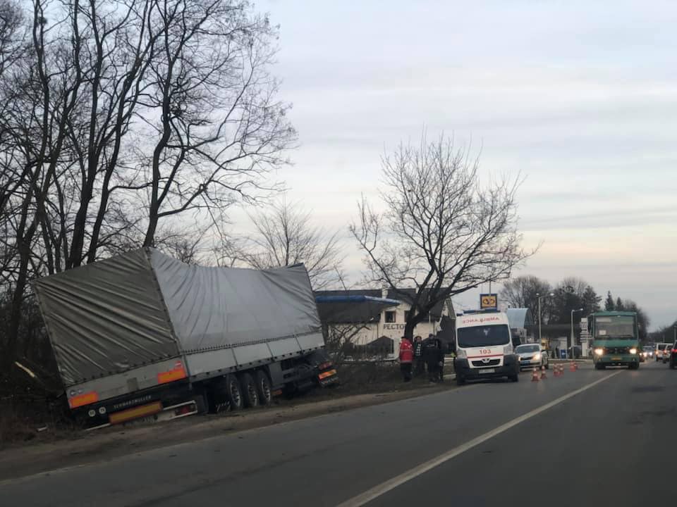 “Луснуло колесо”: у Івано-Франковому фура злетіла з дороги