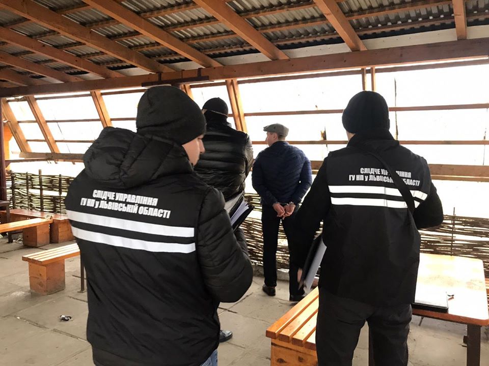 У Дрогобичі під час вимагання грошей затримали двох рекетирів