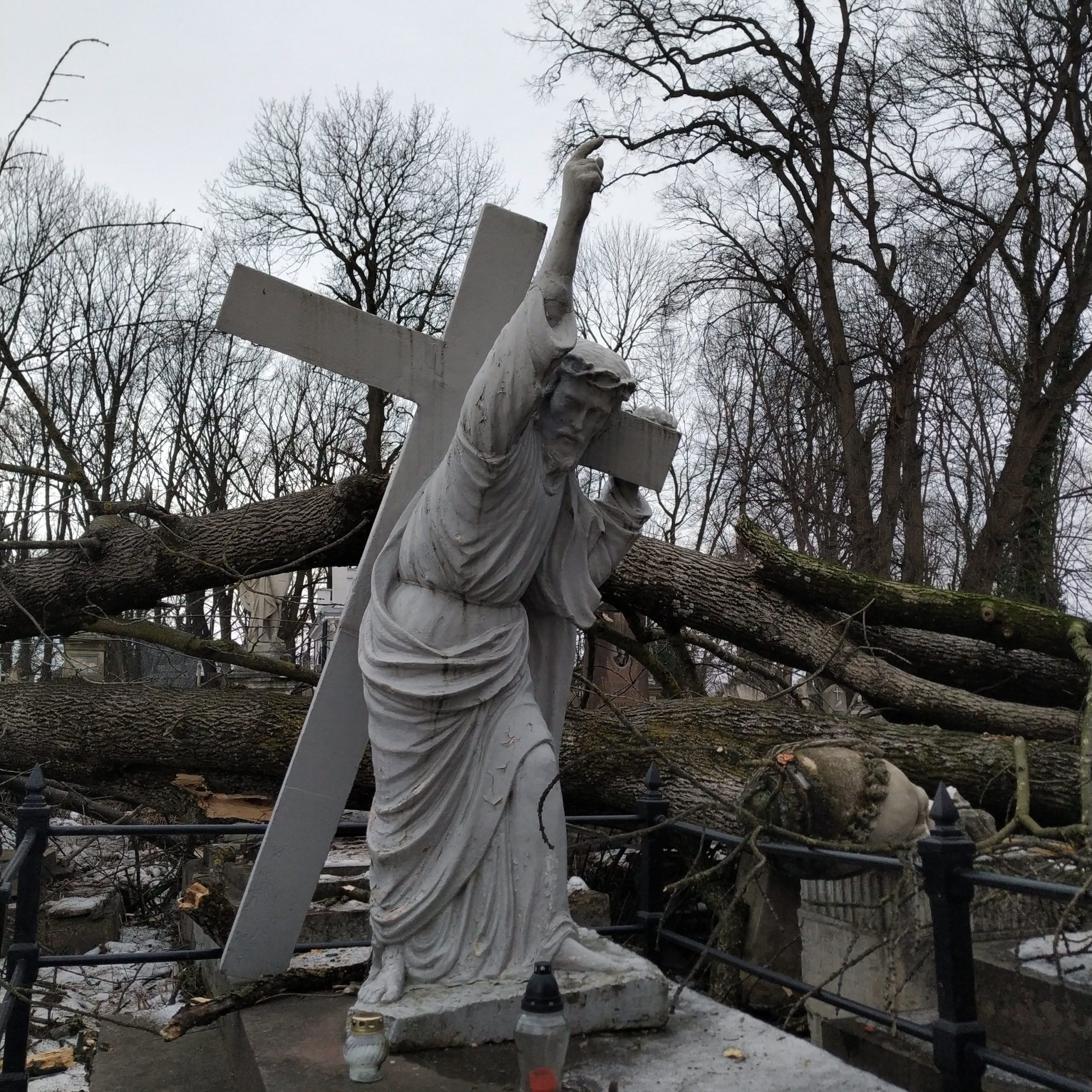 Дивом вціліла скульптура Христа: на Львівщині лютує буревій
